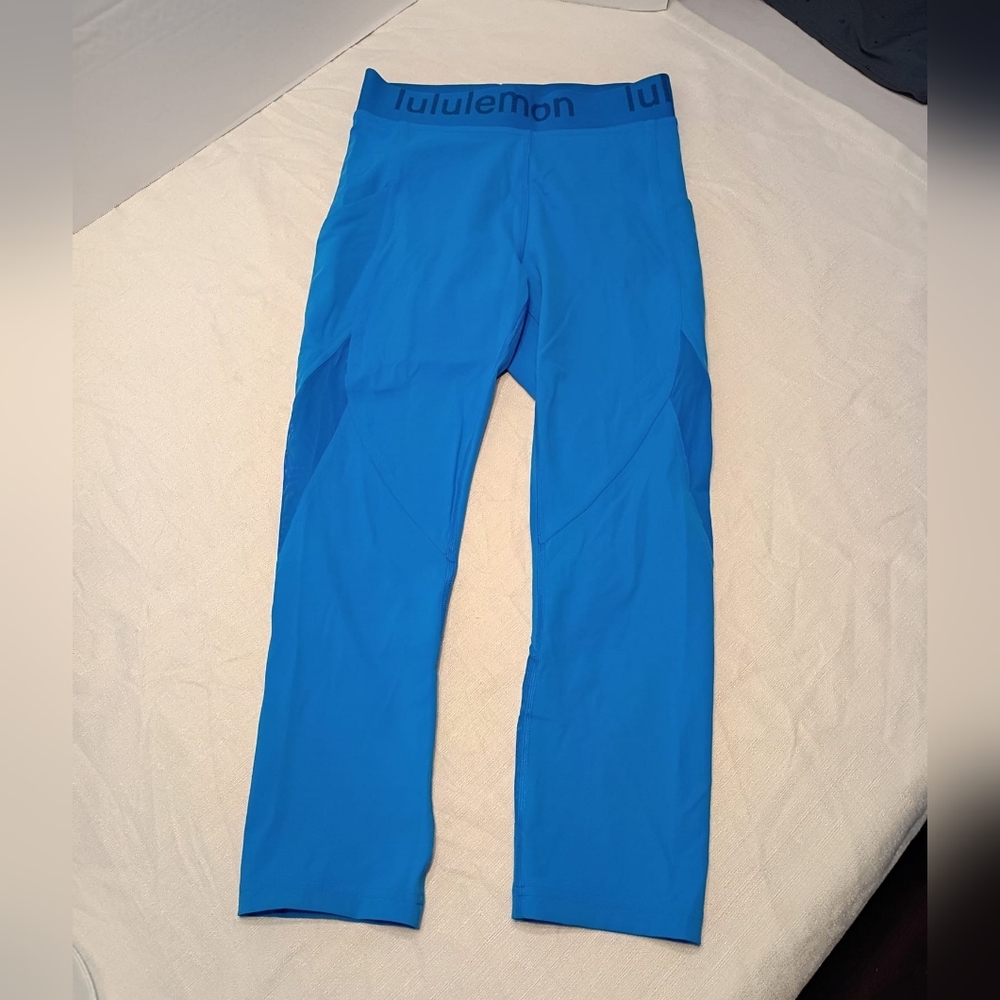 Lululemon Logo waistband High Rise Training Crop , Size - 6